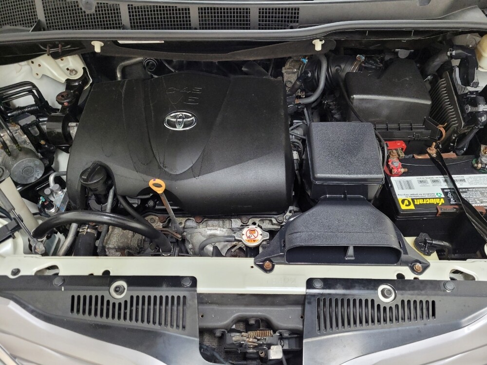 2017 Toyota Sienna in Pittsburgh, PA 15237 - 18141135 30