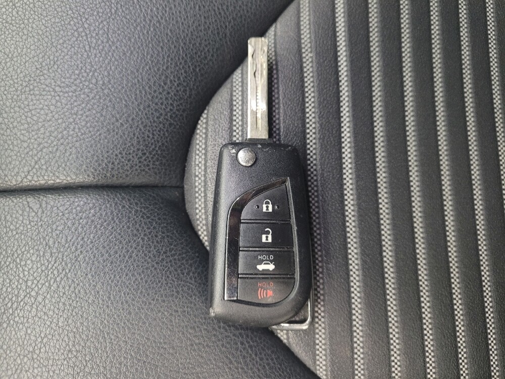 2018 Toyota Camry in Eastpointe, MI 48021 - 18141162 32