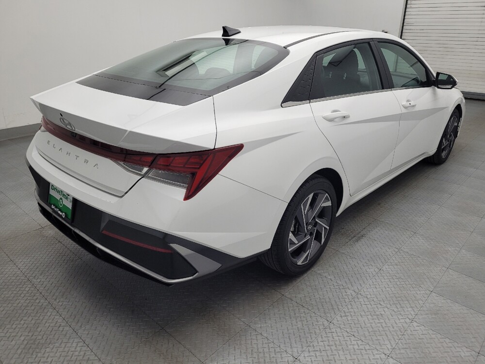 2025 Hyundai Elantra in Greensboro, NC 27407 - 18141229 9