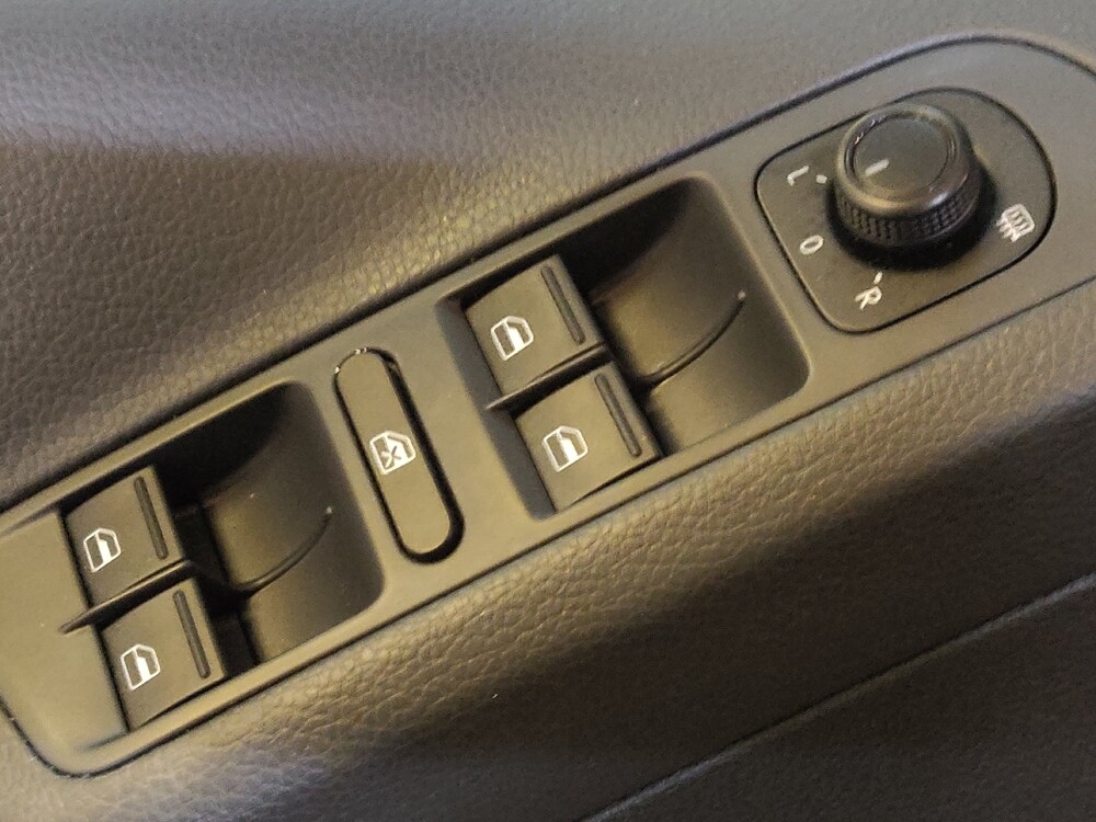 2018 Volkswagen Tiguan in Raleigh, NC 27604 - 18141664 27