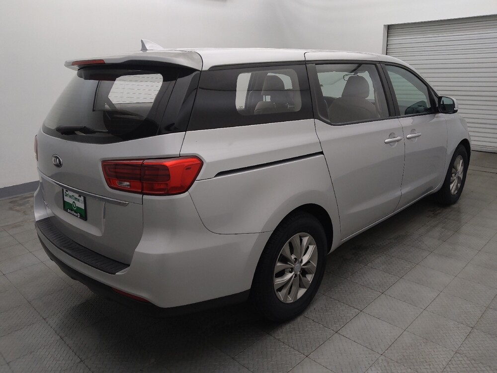 2019 Kia Sedona in Houston, TX 77074 - 18141719 9