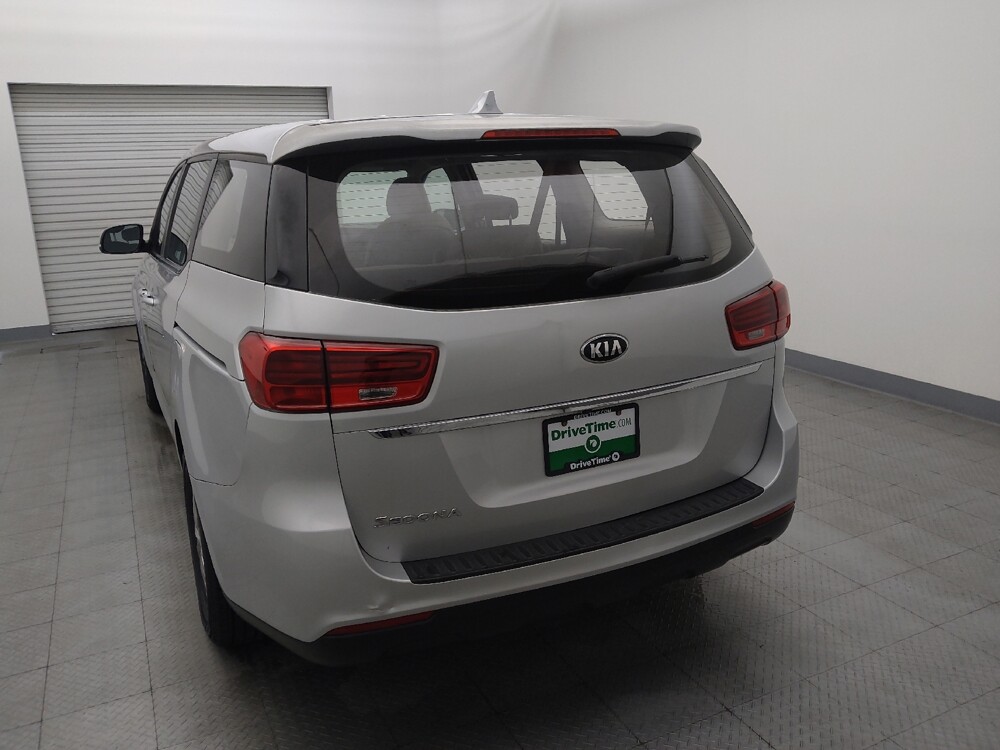 2019 Kia Sedona in Houston, TX 77074 - 18141719 6