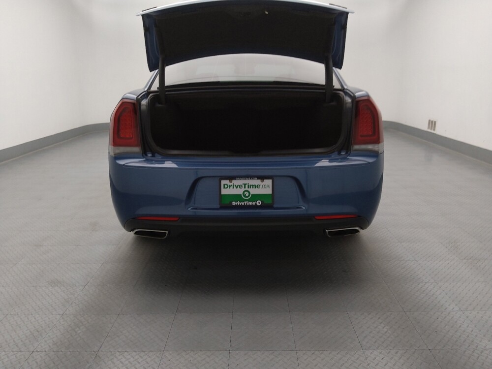 2020 Chrysler 300 in Gladstone, MO 64118 - 18141782 29