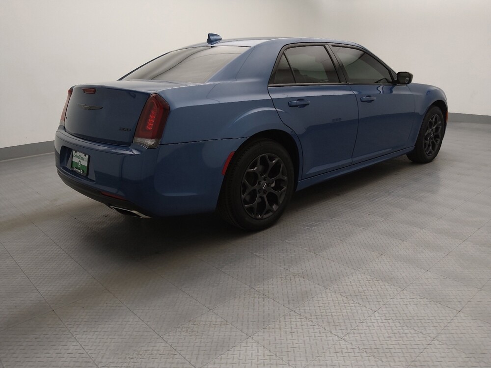 2020 Chrysler 300 in Gladstone, MO 64118 - 18141782 10