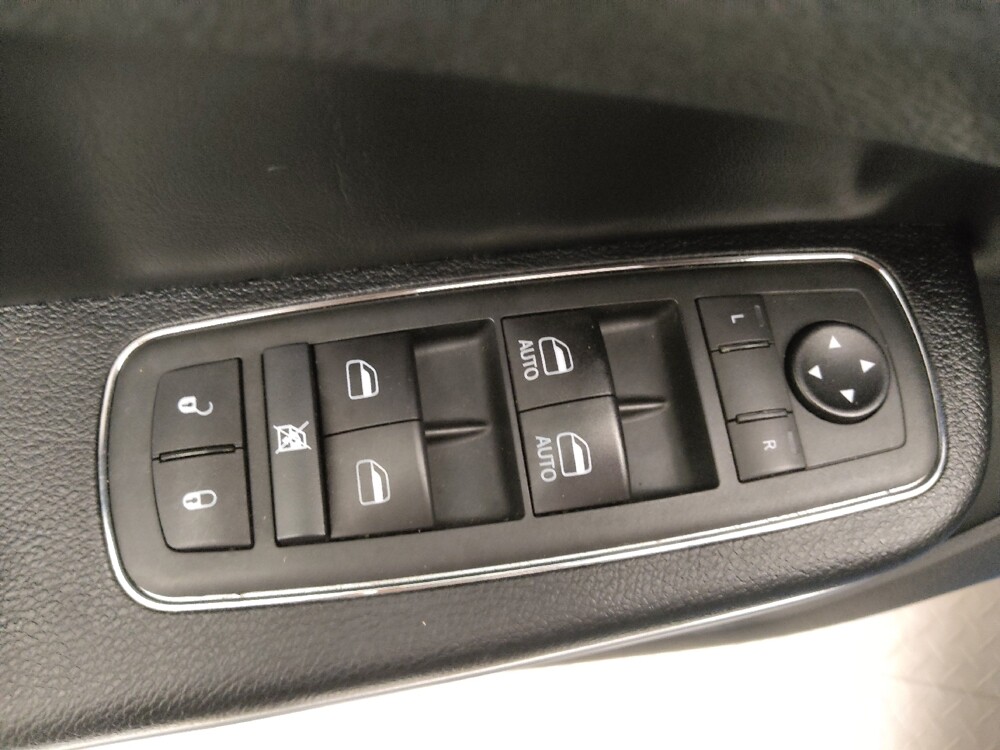 2020 Chrysler 300 in Gladstone, MO 64118 - 18141782 27