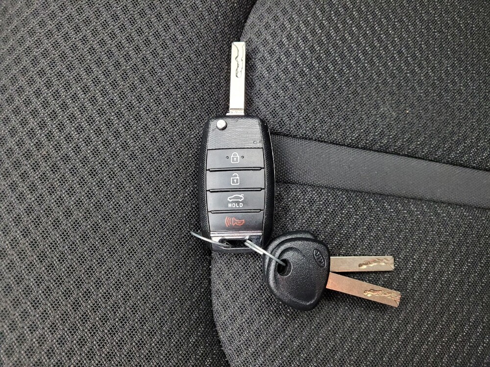 2018 Kia Optima in Eastpointe, MI 48021 - 18142033 32