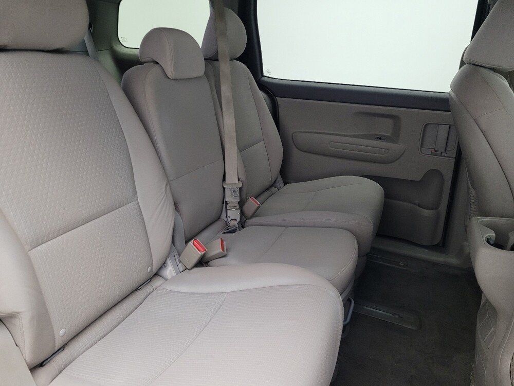 2018 Kia Sedona in Hialeah, FL 33014 - 18142055 19