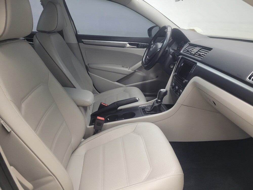 2018 Volkswagen Passat in Indianapolis, IN 46222 - 18142317 21