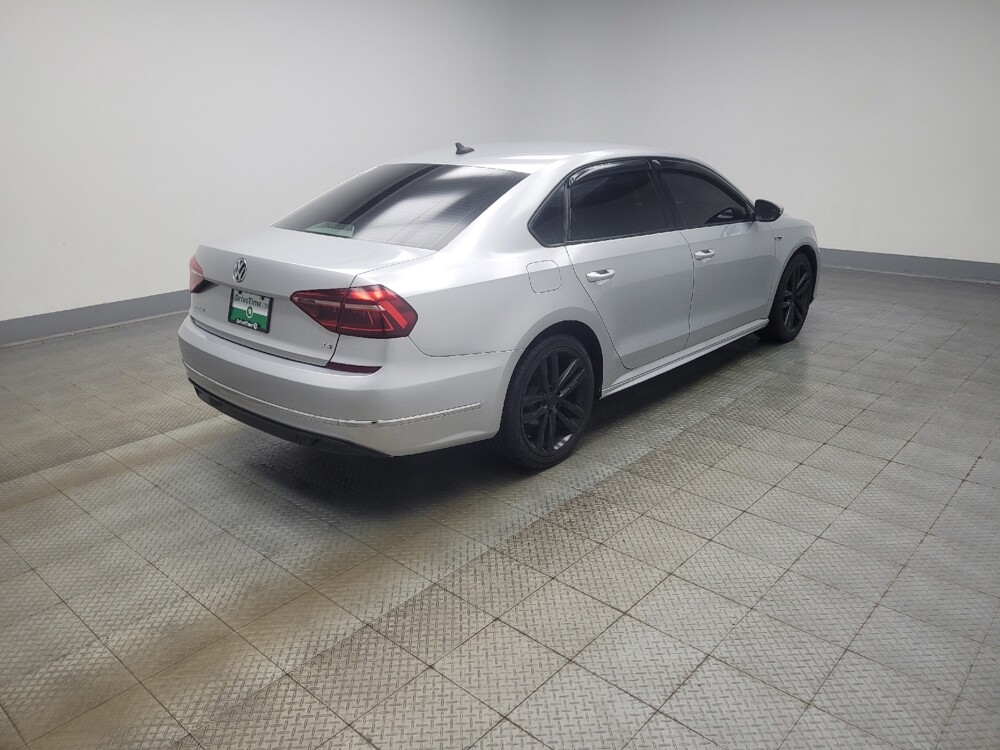 2018 Volkswagen Passat in Indianapolis, IN 46222 - 18142317 10