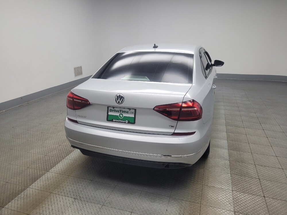 2018 Volkswagen Passat in Indianapolis, IN 46222 - 18142317 7