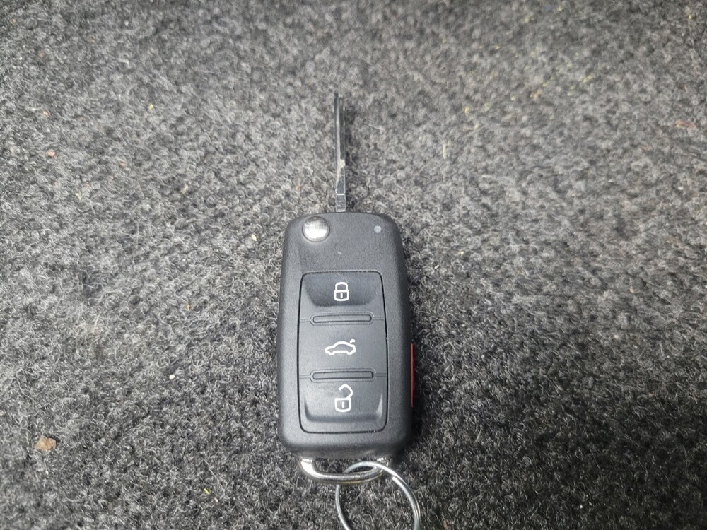 2018 Volkswagen Passat in Indianapolis, IN 46222 - 18142317 32