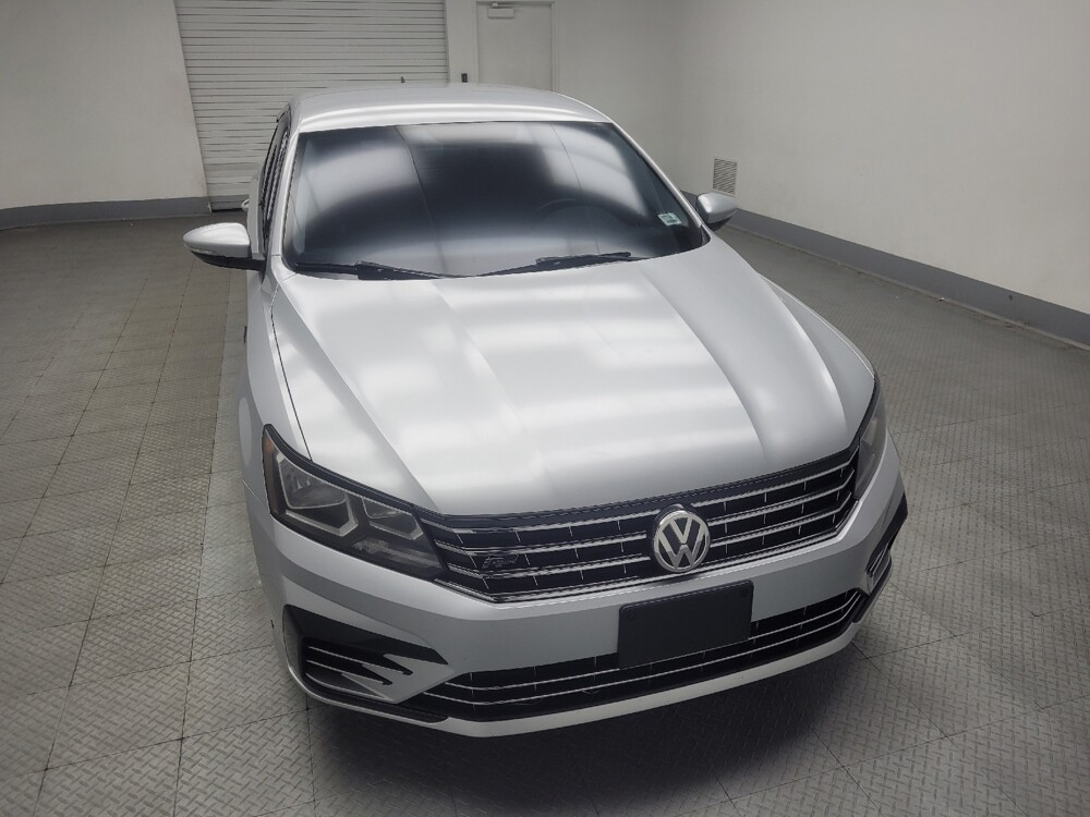 2018 Volkswagen Passat in Indianapolis, IN 46222 - 18142317 14