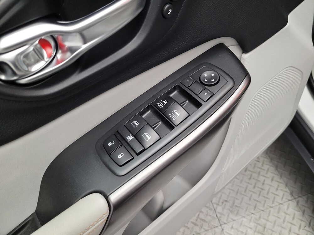 2019 Jeep Cherokee in Downey, CA 90241 - 18142325 27