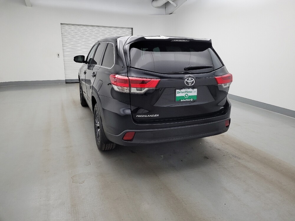 2019 Toyota Highlander in Fairfield, OH 45014 - 18142395 6
