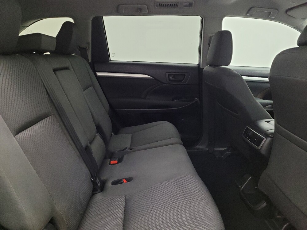2019 Toyota Highlander in Fairfield, OH 45014 - 18142395 19