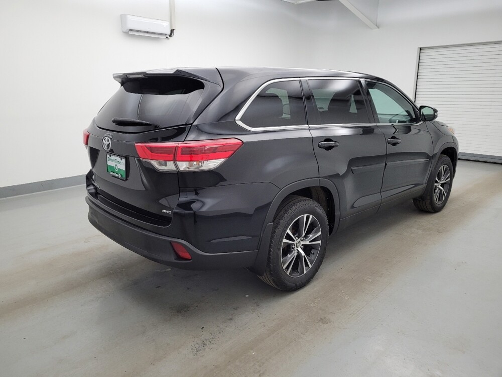 2019 Toyota Highlander in Fairfield, OH 45014 - 18142395 9
