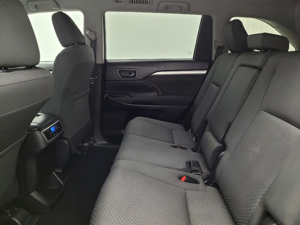 2019 Toyota Highlander in Fairfield, OH 45014 - 18142395 18