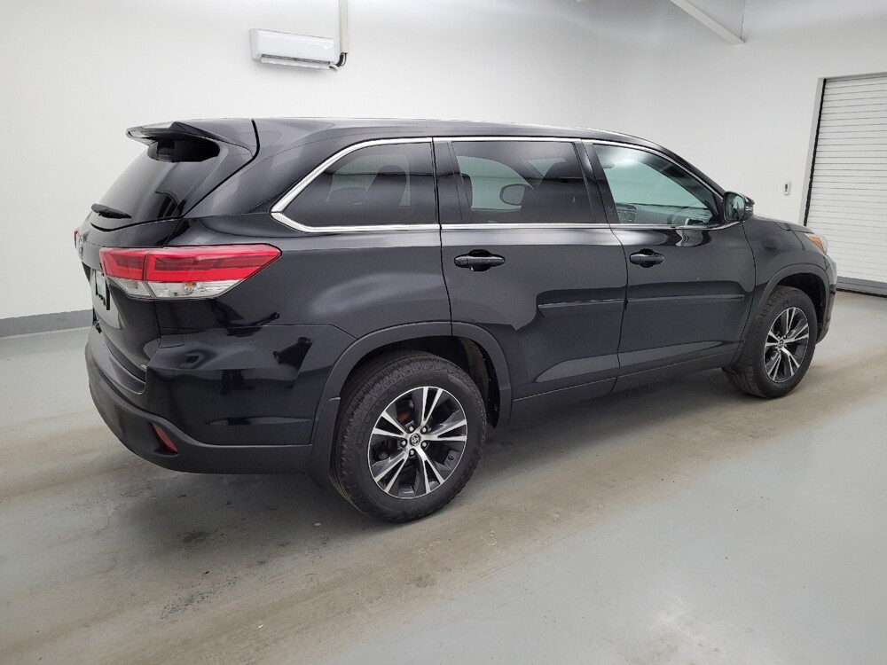 2019 Toyota Highlander in Fairfield, OH 45014 - 18142395 10