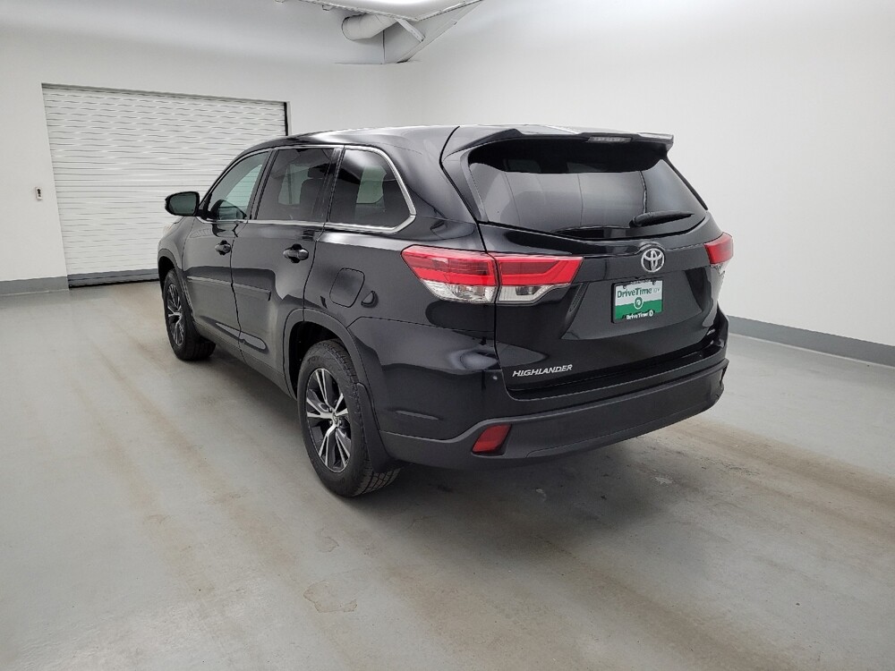 2019 Toyota Highlander in Fairfield, OH 45014 - 18142395 5