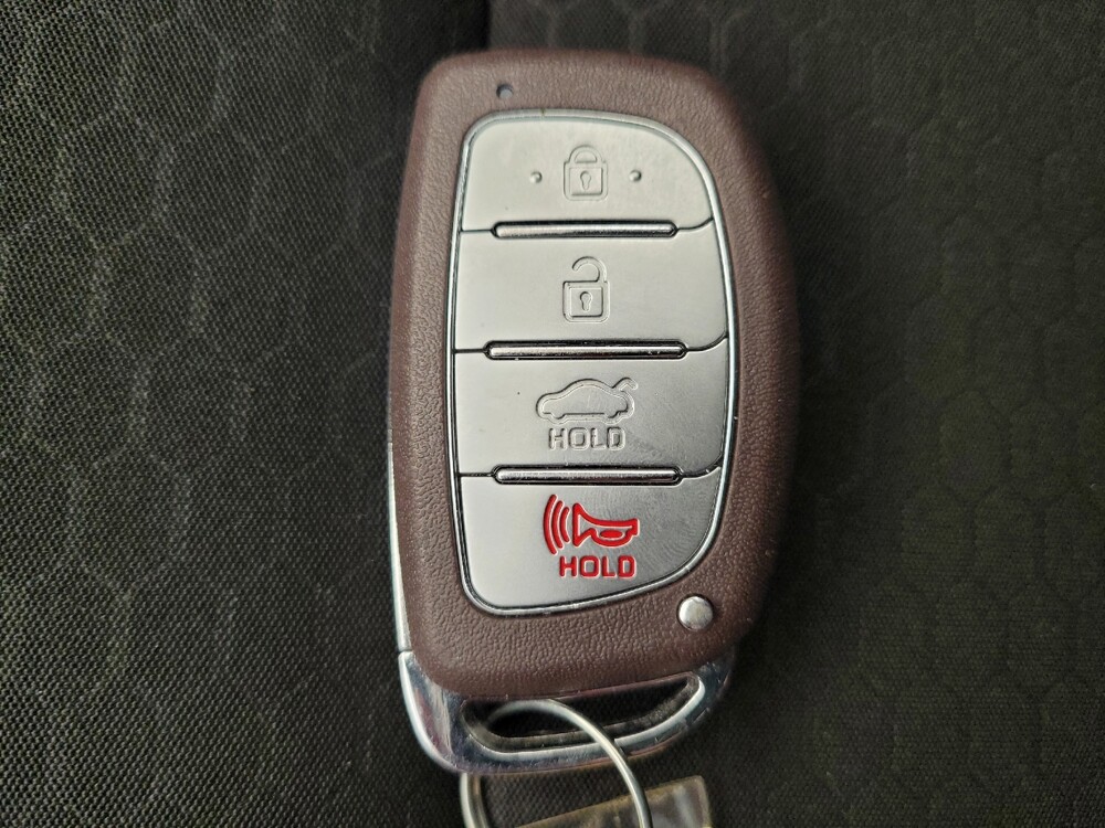 2020 Hyundai Elantra in Toledo, OH 43617 - 18142685 32