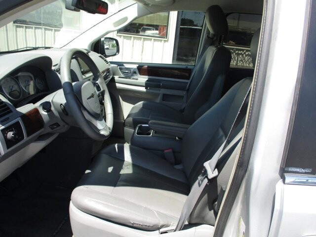 2010 Chrysler Town & Country in Oak Grove, MO 64075 - 18142854 5
