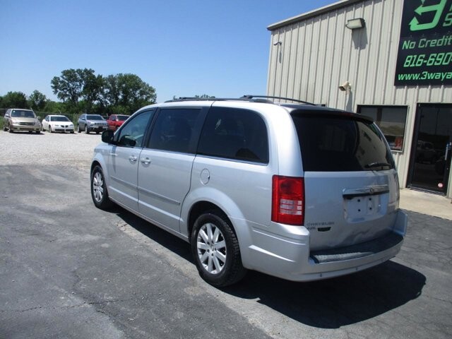 2010 Chrysler Town & Country in Oak Grove, MO 64075 - 18142854 4