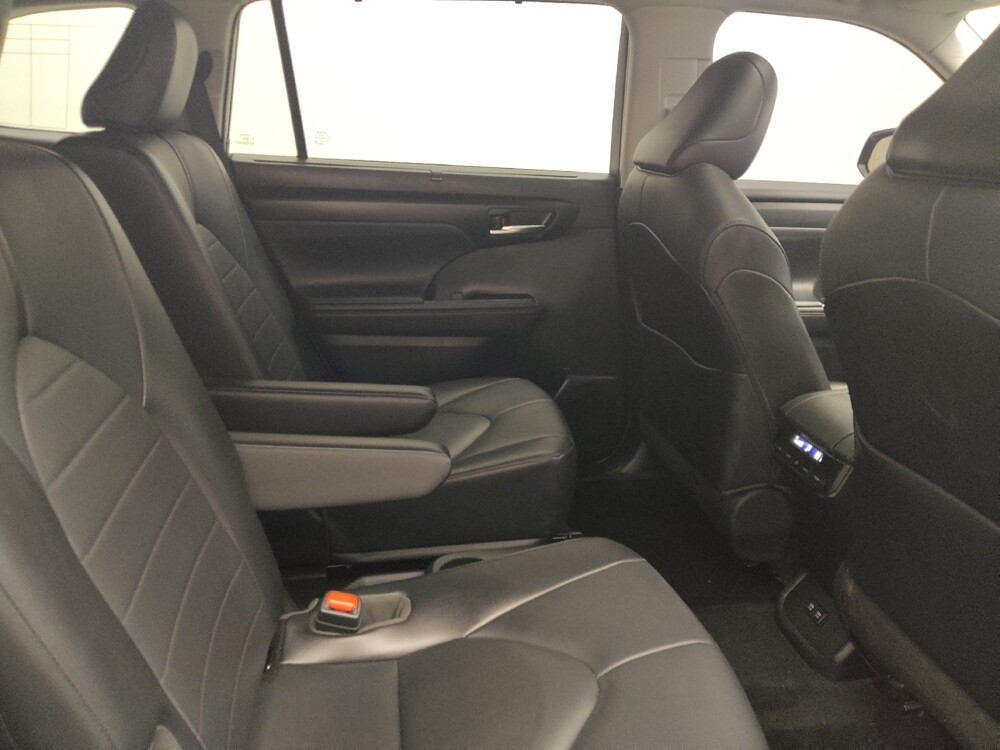 2021 Toyota Highlander in Lombard, IL 60148 - 18143151 19