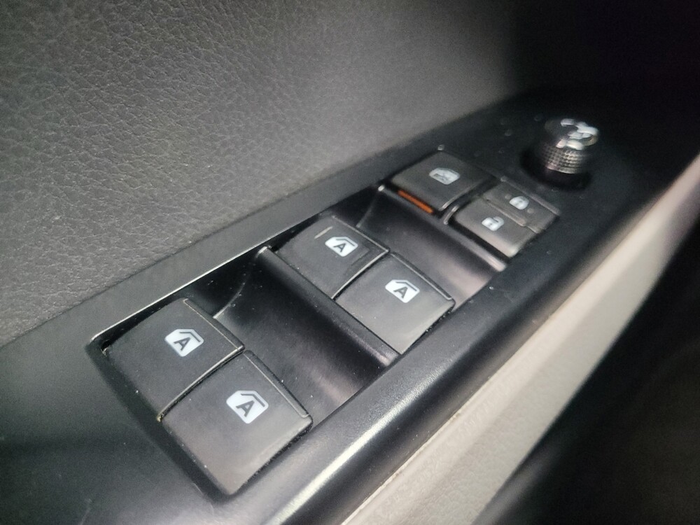 2018 Toyota Camry in Mishawaka, IN 46545 - 18143162 27