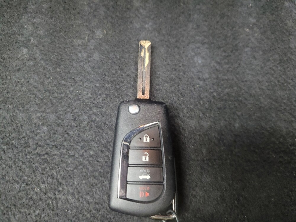 2019 Toyota Camry in Indianapolis, IN 46219 - 18143243 32