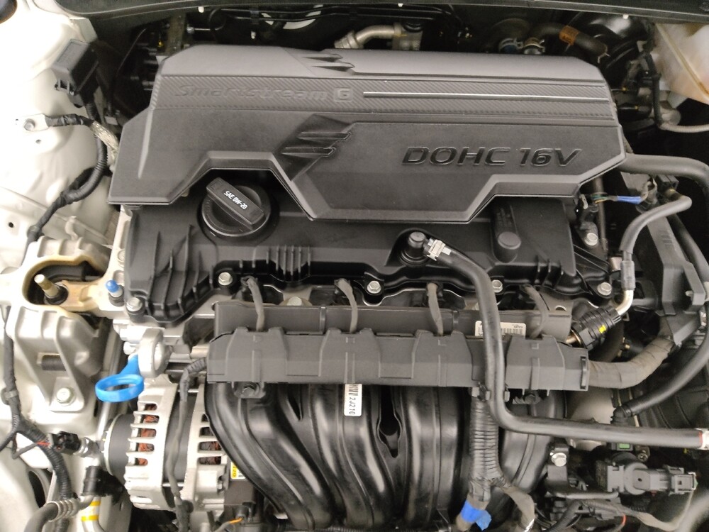 2025 Hyundai Elantra in Topeka, KS 66611 - 18143556 30