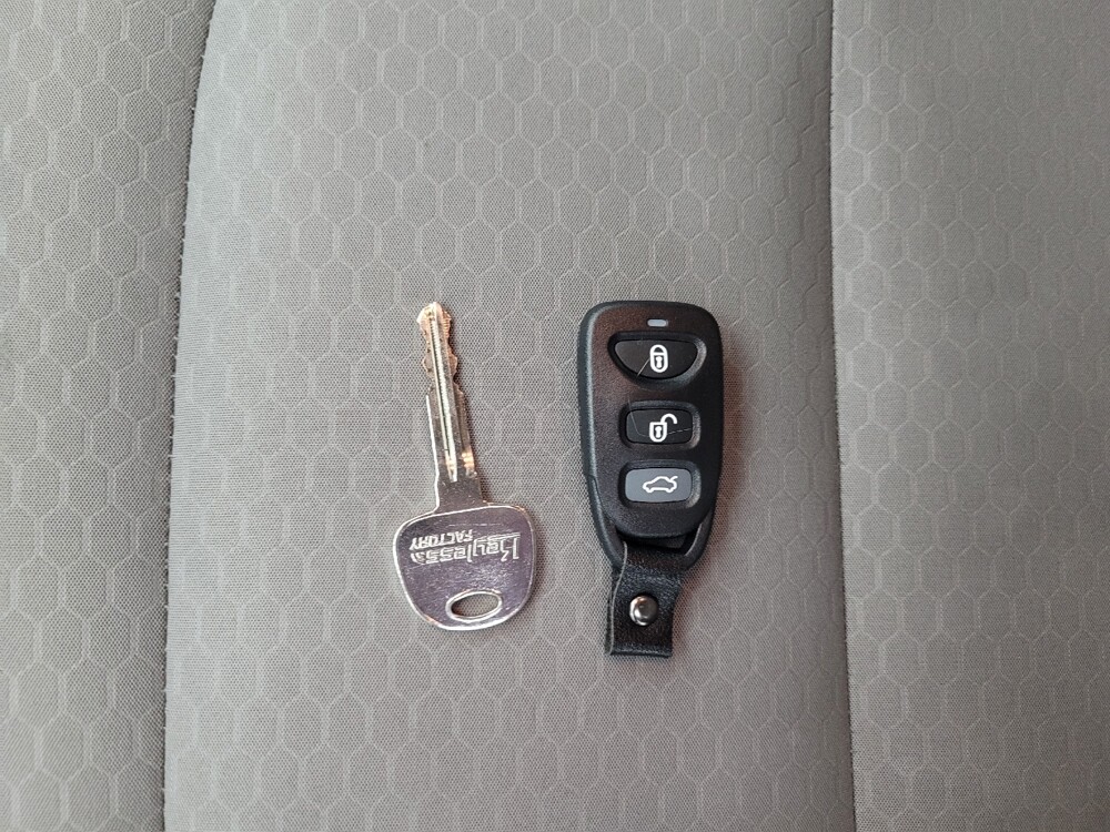 2020 Hyundai Elantra in Greenville, SC 29607 - 18143653 32