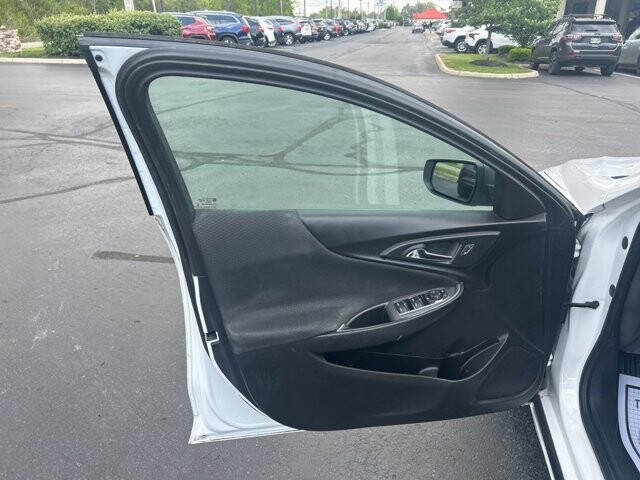 2019 Chevrolet Malibu in Marysville, OH 43040 - 18143803 8