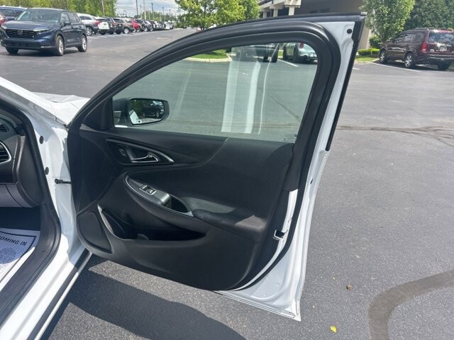 2019 Chevrolet Malibu in Marysville, OH 43040 - 18143803 32