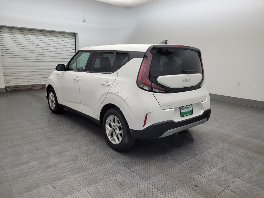 2024 Kia Soul in Glendale, AZ 85301 - 18144455 5