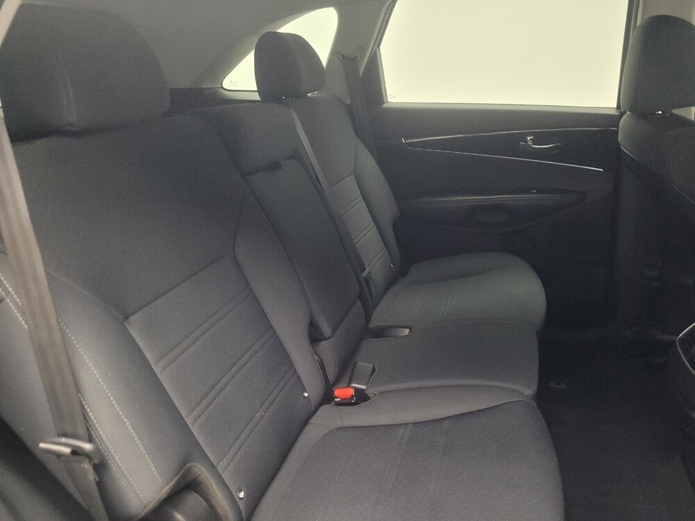 2019 Kia Sorento in Indianapolis, IN 46222 - 18145427 19