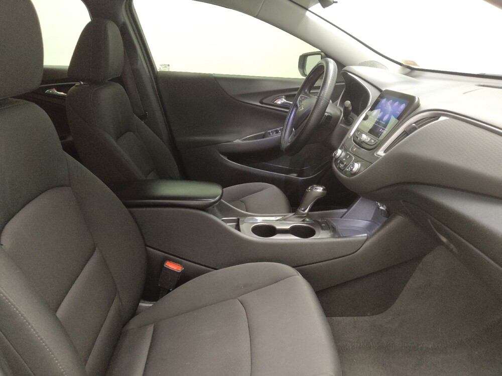 2019 Chevrolet Malibu in Highland, IN 46322 - 18146184 21