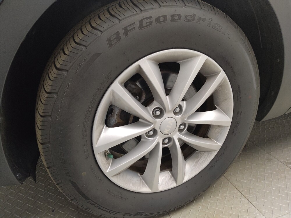 2017 Kia Sorento in Taylor, MI 48180 - 18147858 31