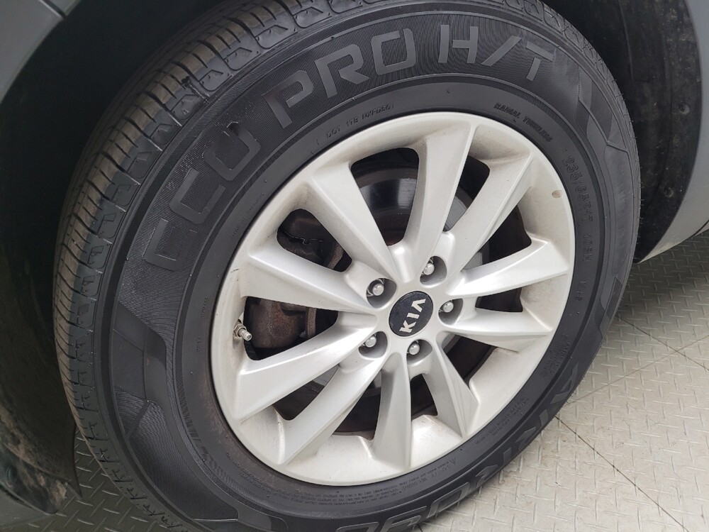 2019 Kia Sorento in Taylor, MI 48180 - 18147862 31