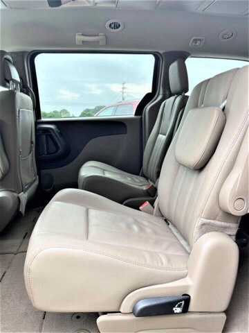 2015 Chrysler Town & Country in Commerce, GA 30529 - 1907796 19