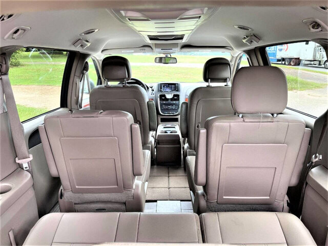 2015 Chrysler Town & Country in Commerce, GA 30529 - 1907796 24