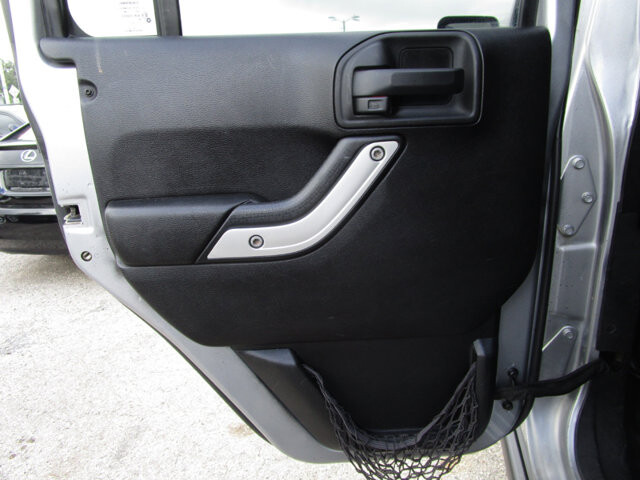 2013 Jeep Wrangler in Tampa, FL 33604-6914 - 2012965 46
