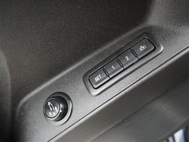 2019 Chevrolet Equinox in Cincinnati, OH 45251-2402 - 2033009 32