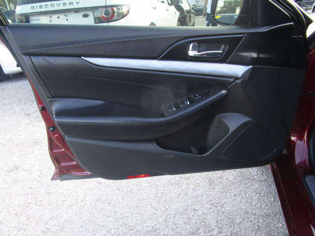 2017 Nissan Maxima in Tampa, FL 33604-6914 - 2042236 16