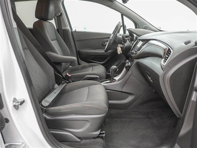 2018 Chevrolet Trax in Cincinnati, OH 45251-2402 - 2042661 16