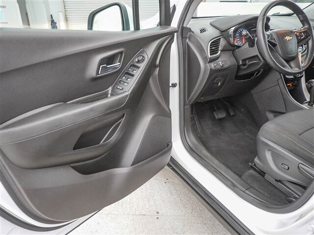 2018 Chevrolet Trax in Cincinnati, OH 45251-2402 - 2042661 3