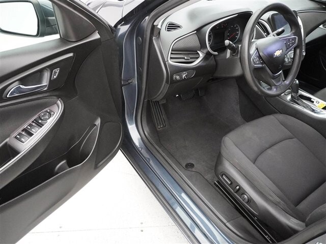 2019 Chevrolet Malibu in Cincinnati, OH 45251-2402 - 2051898 3