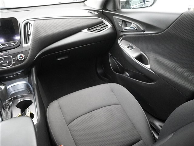 2019 Chevrolet Malibu in Cincinnati, OH 45251-2402 - 2051898 24