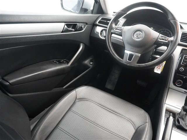 2013 Volkswagen Passat in Cincinnati, OH 45251-2402 - 2056227 18