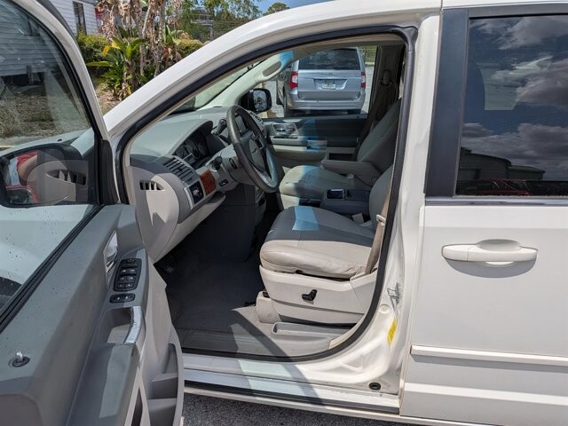 2008 Chrysler Town & Country in Hudson, FL 34669 - 2076995 11
