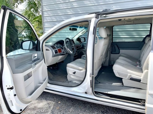 2008 Chrysler Town & Country in Hudson, FL 34669 - 2076995 9
